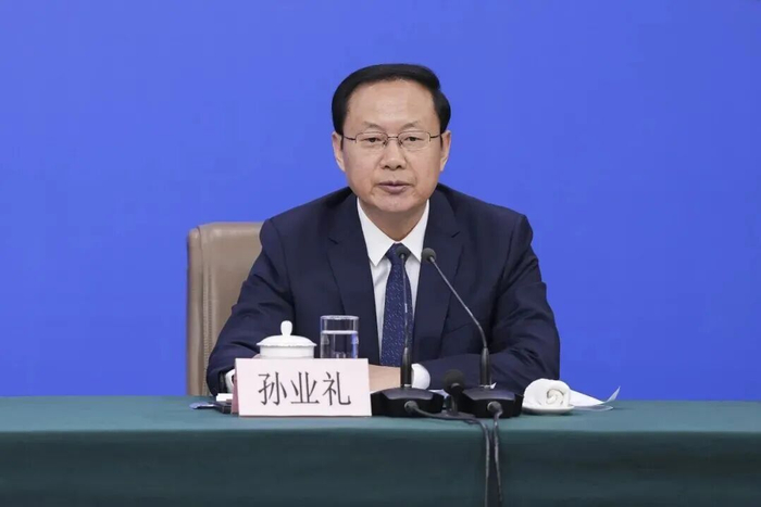 孙业礼在回答记者提问（图源：新华社）