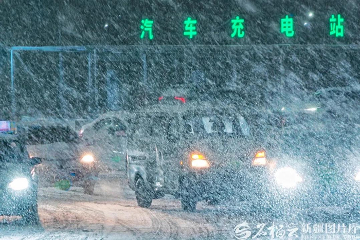 车辆在乌鲁木齐市青年路上行驶