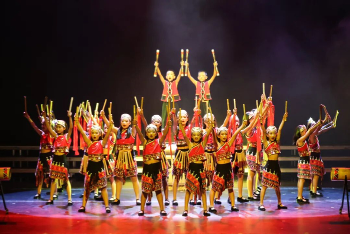 国门小学的孩子们上台演出