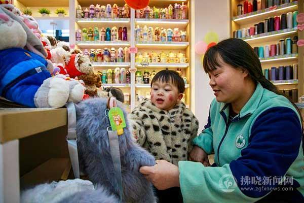 家长带孩子在宿城淮海南路一书店内选购书包。记者 蒋帮煜 摄