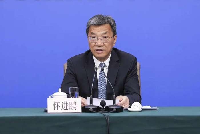 怀进鹏在回答记者提问（图源：新华社）