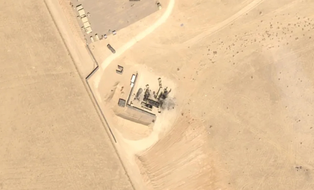 △2026年3月2日拍摄的卫星图像显示，约旦一空军基地“萨德”导弹防御系统的雷达系统遭袭后，周围散落着大量碎片。