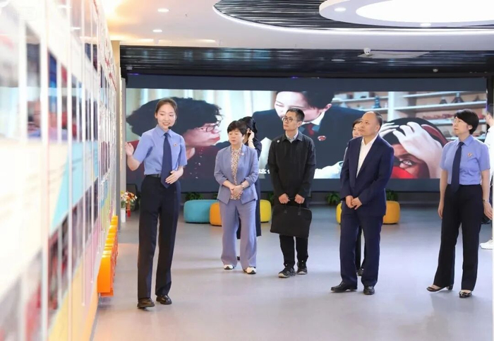 2025年9月，全国人大代表、黑龙江省大庆市公安局网络警察分局副局长贾晓亮（右三）到大庆市检察院专题视察。