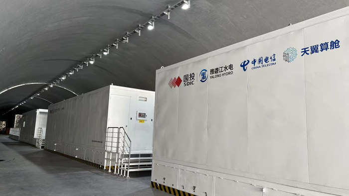 两河口算电融合示范项目算力舱（张立峰 摄）
