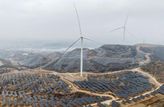 2026年1月17日拍摄的河北省赞皇县院头镇曹家庄村附近的“风光互补”发电场（无人机照片）。新华社记者 杨世尧 摄