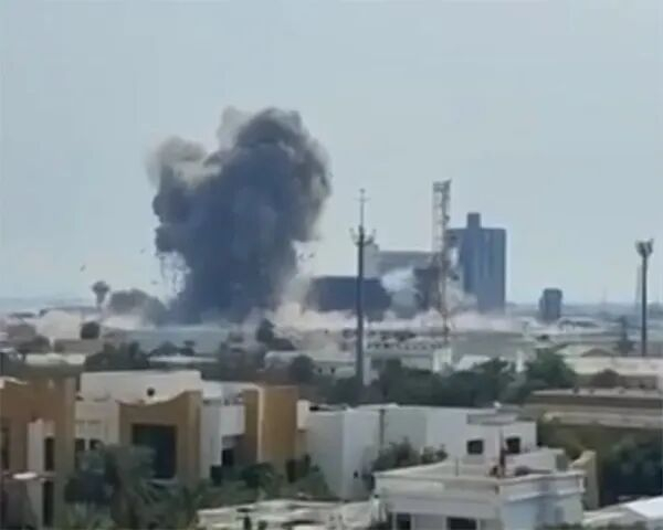 美国驻巴林大使馆遭袭后，浓烟滚滚。