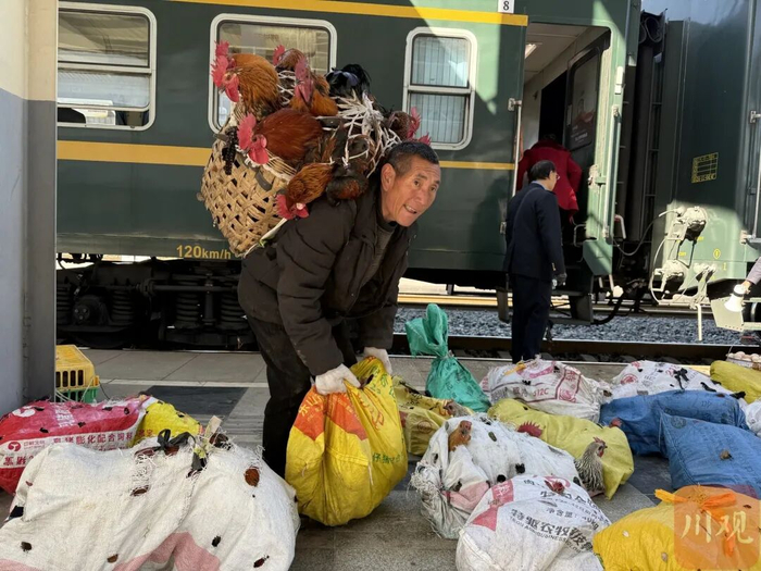 大部分农户在西昌站下车。吴聃 摄