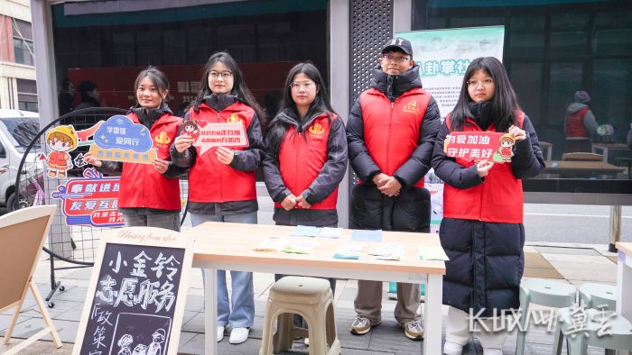 “汇聚志愿星光，点亮未来之城”主题志愿服务市集现场。李征 摄