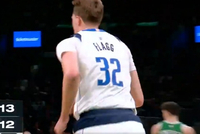 仙人指路！米德尔顿单臂炮弹长传 弗拉格快下接球轻松打中