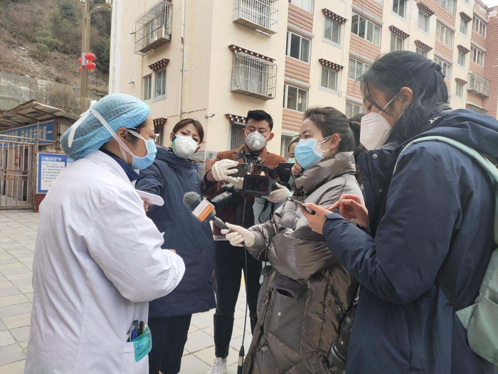 记者李娅妮（右一）在采访