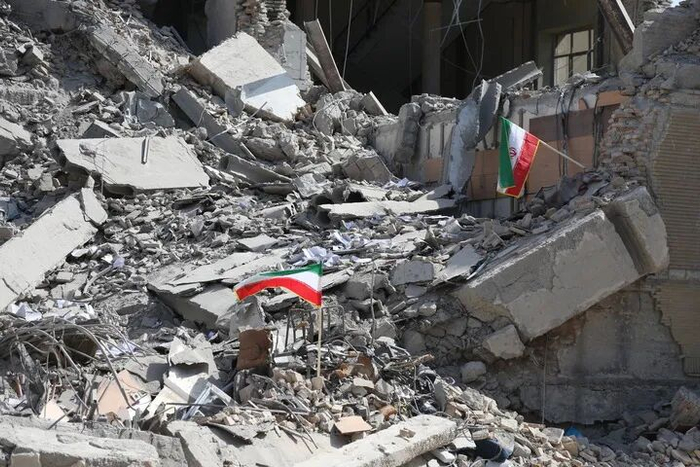 这是3月4日在伊朗德黑兰革命广场附近拍摄的一处损毁的建筑。新华社记者 沙达提 摄