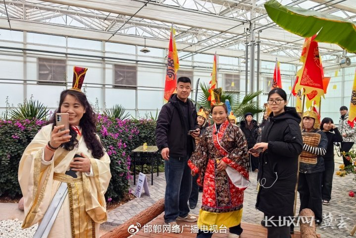 《大话三国》演艺小组正在拍摄。王德峰 摄