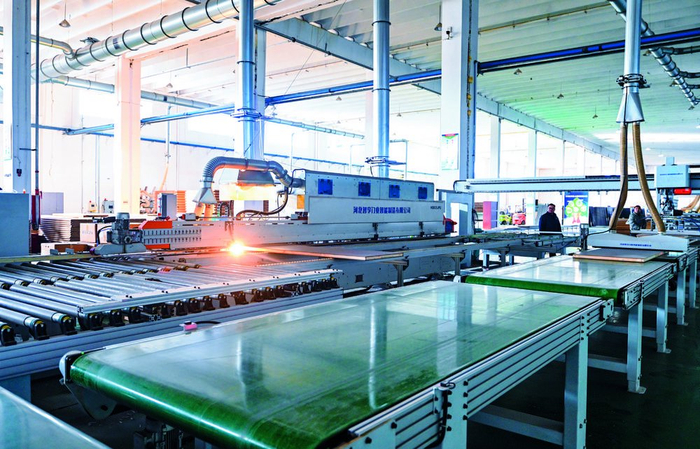 在位于石家庄市无极县的河北智享门业智能制造有限公司共享制造车间，工人正在生产木门。