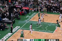 还是不太敢发力！塔图姆中路突击 起身单臂暴扣半空篮未果