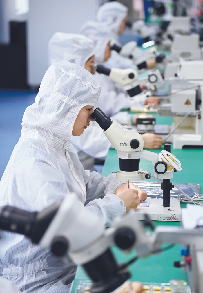 在河北东森电子科技有限公司微组装车间，工作人员正在对功率模块进行MCM微封装生产。