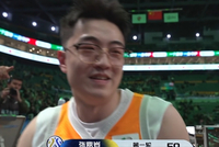 扣篮大赛外卡扣将张鼎岩 第一扣超高跨人飞跃 斩获满分50分！