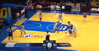 闲庭信步！叶润峰持球连续晃动 闪开防守上篮打中