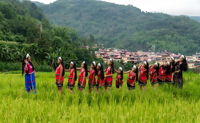 李瑞芳给佤山孩子们上音乐课