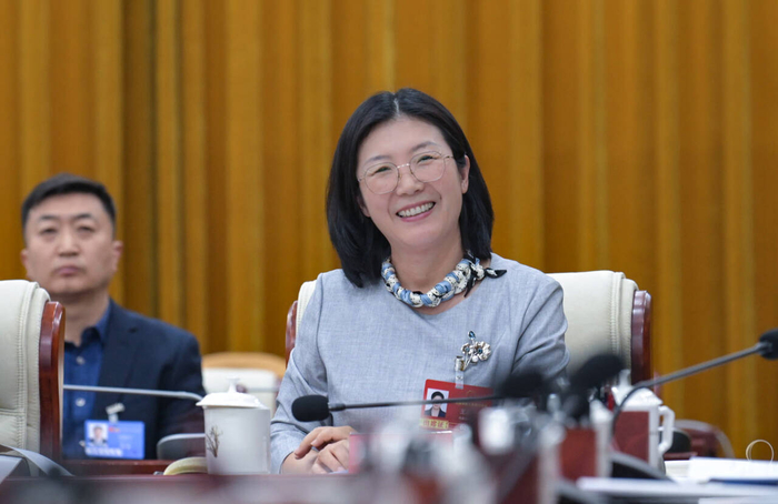 3月7日，全国人大代表王彩云建议有关部门在奶牛育种、牛种改良、饲草培育等方面持续给予支持。草原云记者 马建兵 摄
