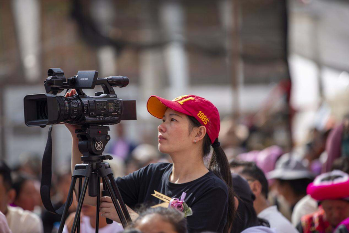 记者冯丽娜在拍摄