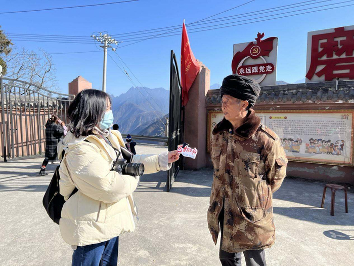 记者周燕（左）在采访