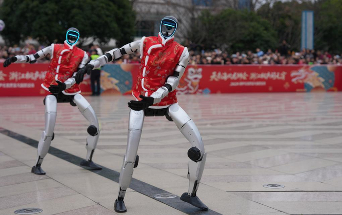 2026年，宇树科技人形机器人在浙江省桐庐县中心广场表演舞蹈。新华社记者 黄宗治 摄