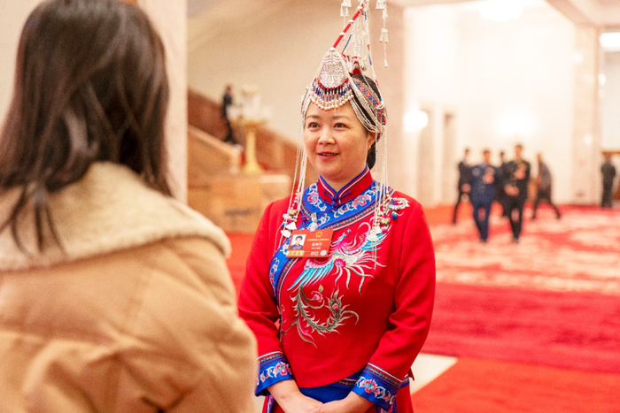 图为全国人大代表蓝景芬接受采访（新华社记者王钊 摄）