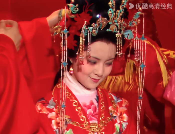 贾宝玉、薛宝钗大婚，87版《红楼梦》剧照