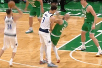 可惜！克莱速射三分命中 但因德怀特·鲍威尔进攻犯规被判无效