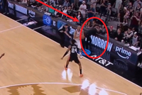 太无语了！巴图姆界外球低级失误 泰伦·卢怒发冲冠狠砸技术台