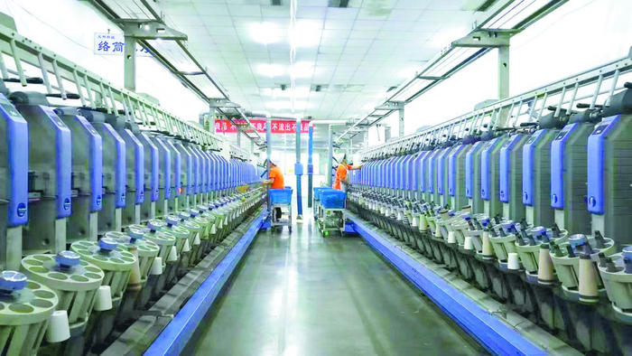 河北吉藁化纤有限责任公司纺纱车间自动化生产线。