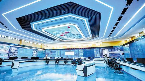     近日，河钢集团邯钢新区数字指挥中心，工作人员应用智控系统科学排产。（本报资料片）苑菲摄