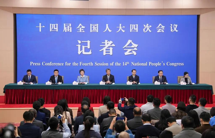 记者会现场。图源：新华社