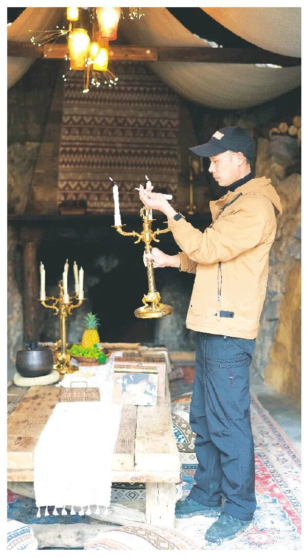 ▲刘文侠正在整理场地。