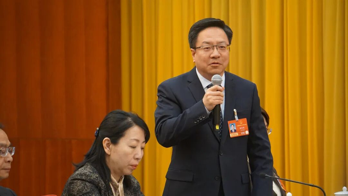 ▲全国人大代表、江苏省副省长陈忠伟（何强 摄）