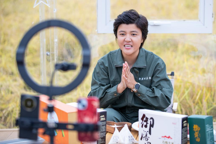 在黑龙江宁安市上官地村，陈雨佳在进行直播。新华社记者 张涛 摄