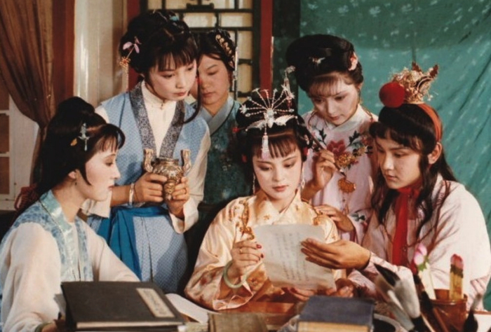 87版《红楼梦》剧照，诗社比赛