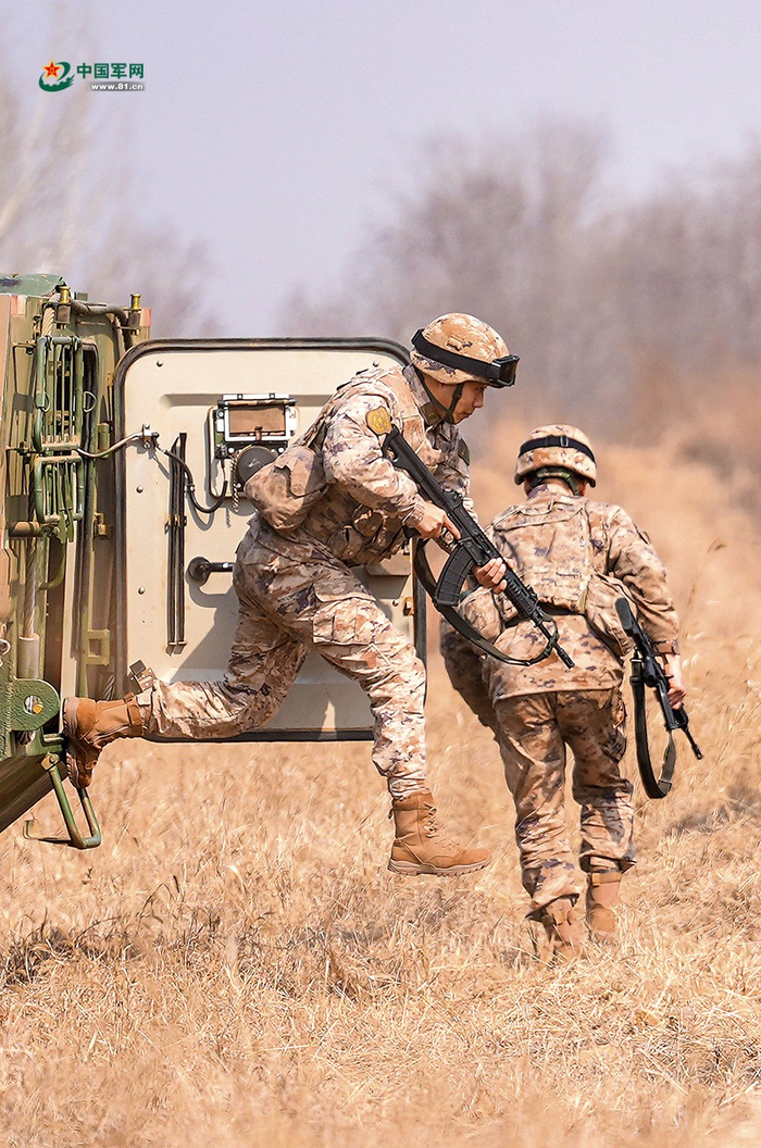 　　载员下车战斗。