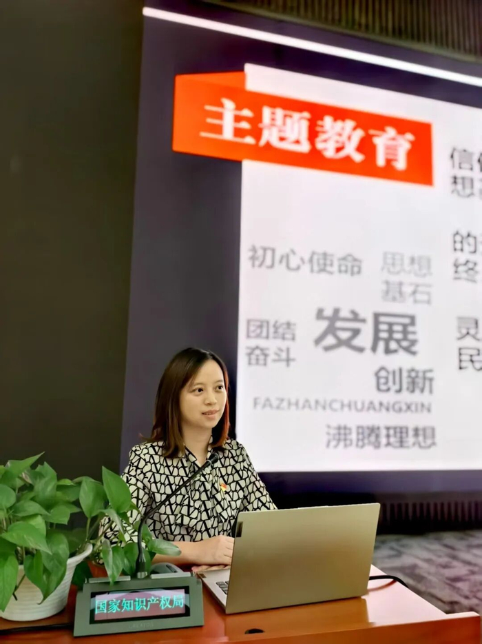 林娟在部门开展的党建交流活动中进行主题分享  资料图