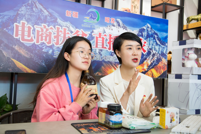 直播中的贺娇龙（右1）（新疆昭苏县委宣传部供图  央广网发）