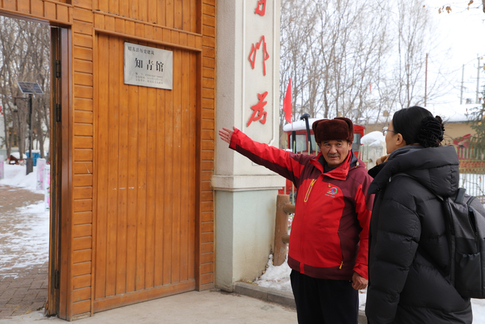 格敏江向游客介绍知青馆（央广网记者丁安  摄）