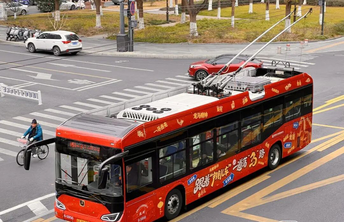 现在的151路公交车。