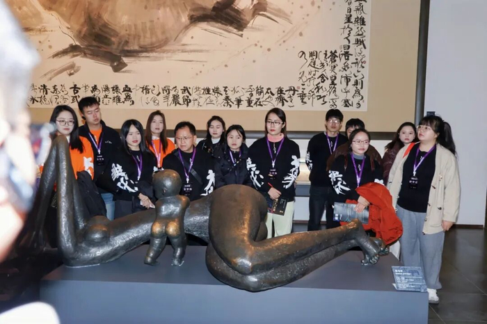 春耕计划的老师们参观北京韩美林艺术馆,在韩美林的《母与子》作品前驻足停留