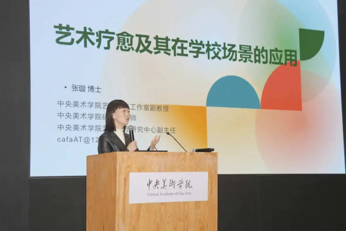 　　▲“春耕计划”的老师们聆听中央美术学院艺术治疗研究中心副主任张璇教授的“艺术疗愈”讲座