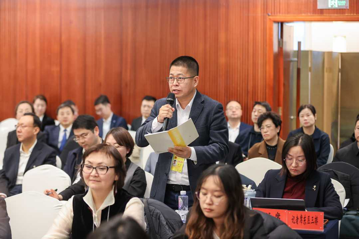 经济日报记者周琳在十四届全国人大四次会议天津代表团开放团组会议现场提问。