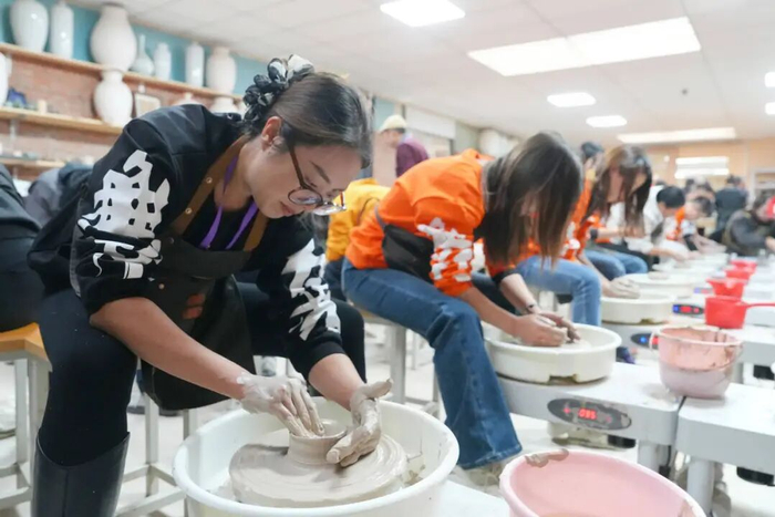 　　▲景德镇陶瓷大学教授钞子伟为“春耕计划”的老师们讲解介绍泥塑工艺背景、制作技巧和工具使用等知识