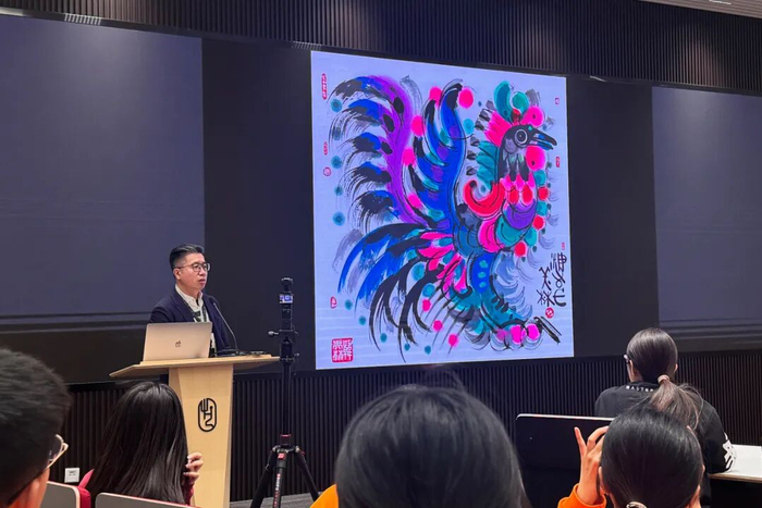 　　▲“春耕计划”的老师们聆听清华大学美术学院长聘教授陈楠的《设计思维与方法》讲座