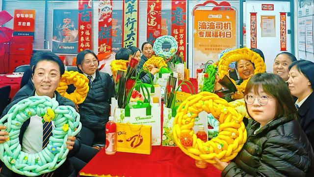 图为：石家庄滴滴专车司机们在欢度节日