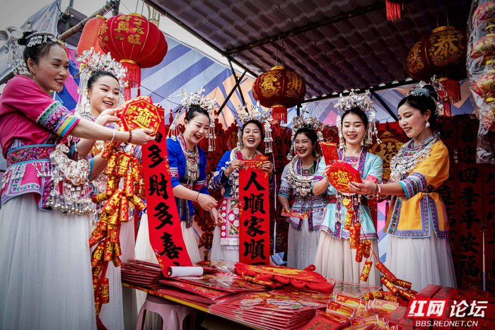 她们以热情的笑容，让新春的欢愉染上自然的温度。