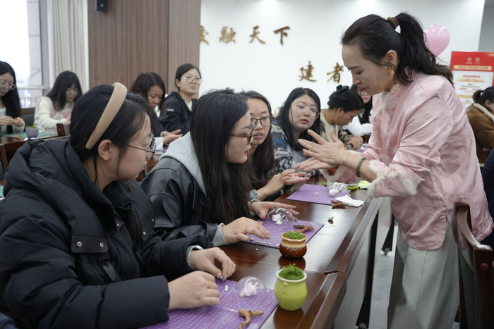 女职工体验非遗面塑